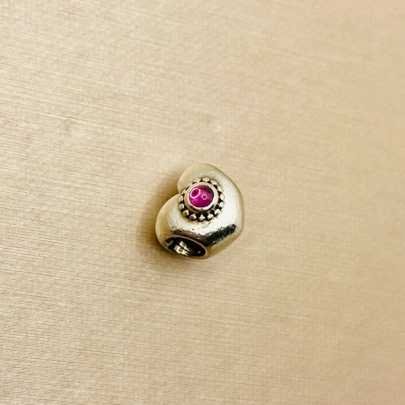 EUC Pandora 790573RHL Sterling Silver Treasured Hearts Bead w/ Rhodolite - Picture 5 of 7